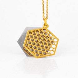 Belleza Colgante dorado hexágono Collar hexagonal fabricado en plata de ley 925, versión bañada en oro.
Este collar es una piez