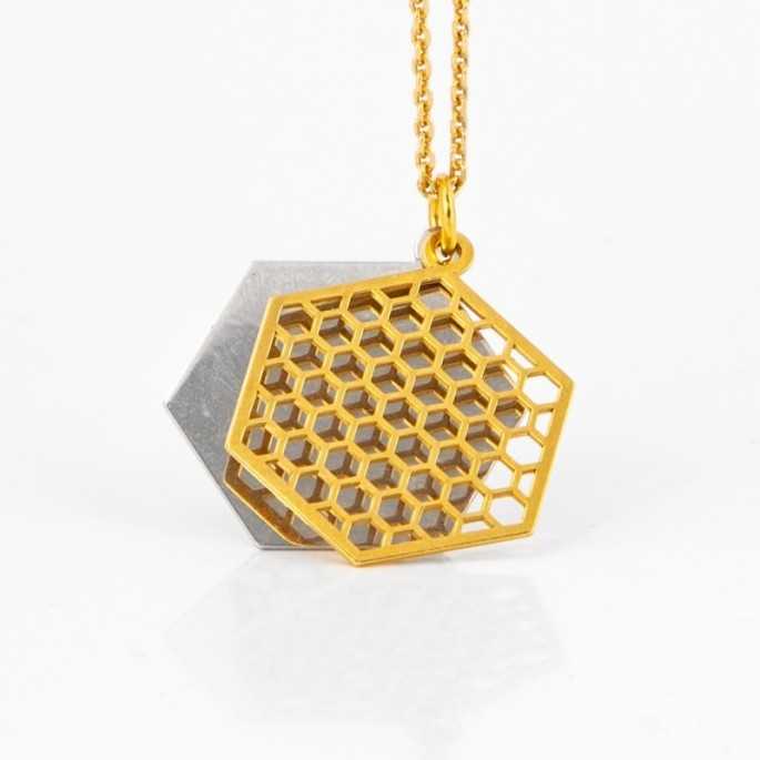 Belleza Colgante dorado hexágono Collar hexagonal fabricado en plata de ley 925, versión bañada en oro.
Este collar es una piez