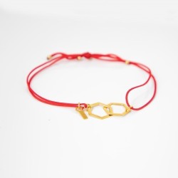 Belleza Pulsera hexagonal  - cuerda roja Pulsera fabricada plata 925, bañada en oro con correa ajustable en cuerda roja
Diseño 